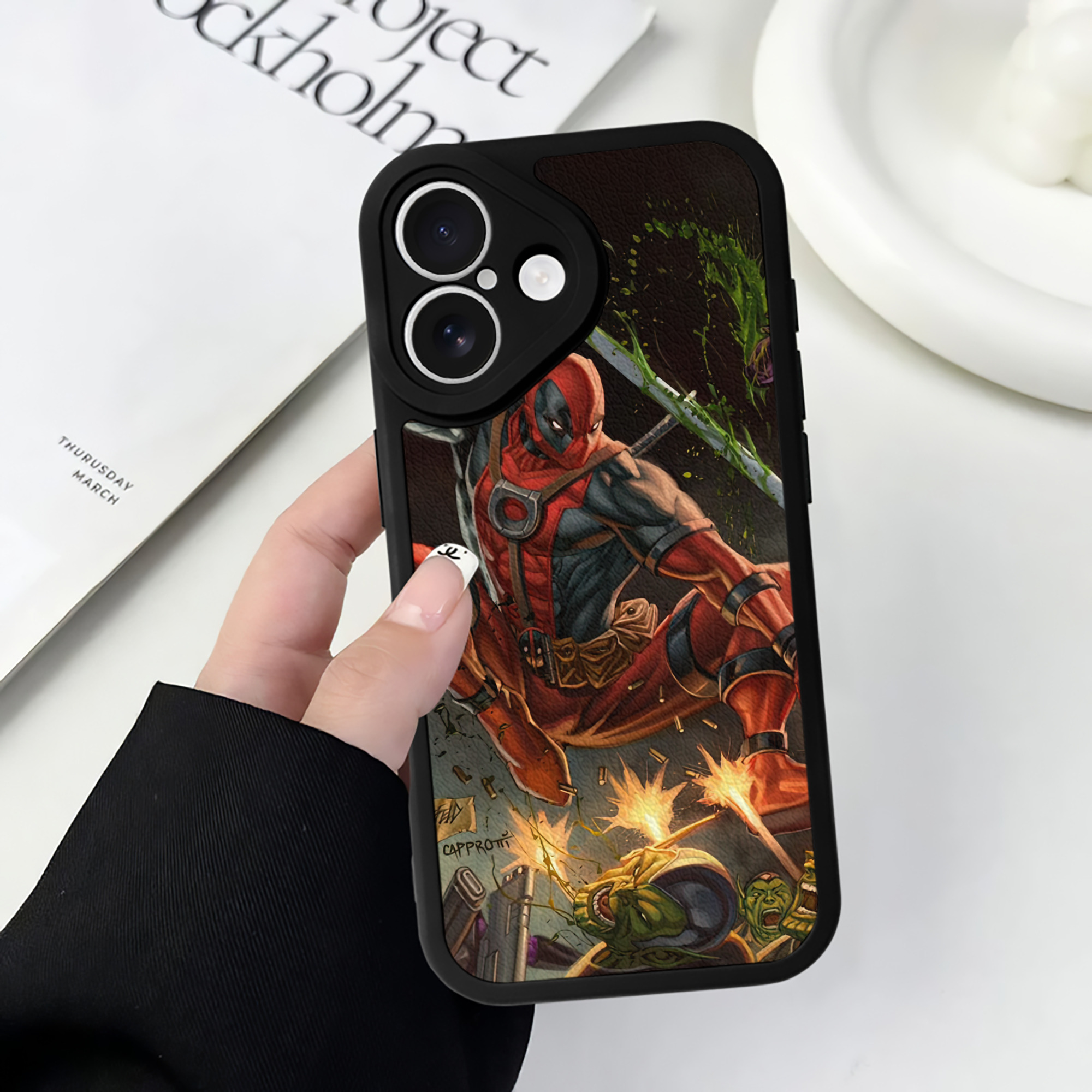 （画像用） Deadpool デッドプール 【iPhone 16シリーズ対応】シリコンスマホケース（レザー調） 材質：シリコン